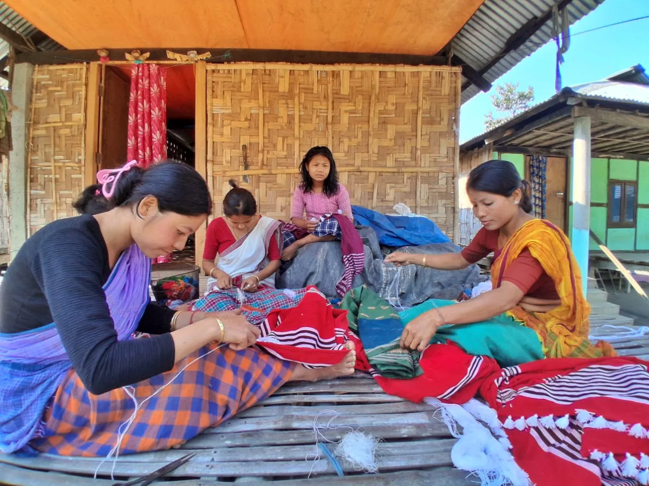 Femmes d’une communauté mising travaillant des textiles en Assam.