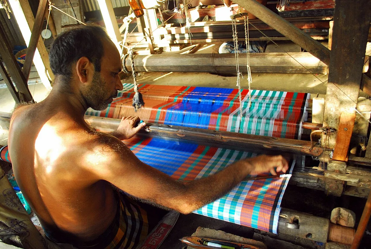 Tissage d’un lungi sur métier manuel à Dohar, au Bangladesh.