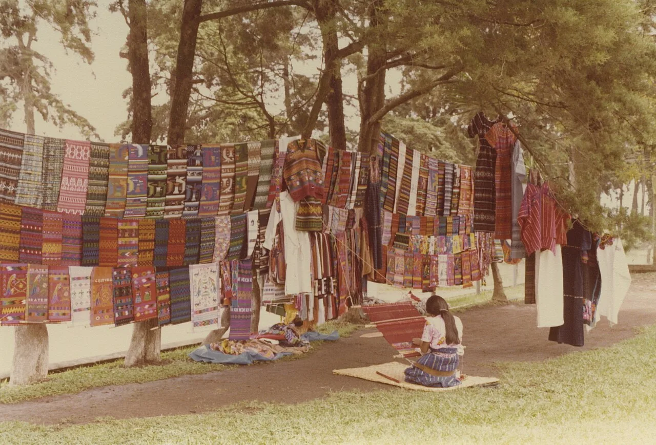 Textiles traditionnels et métier à ceinture au Guatemala.