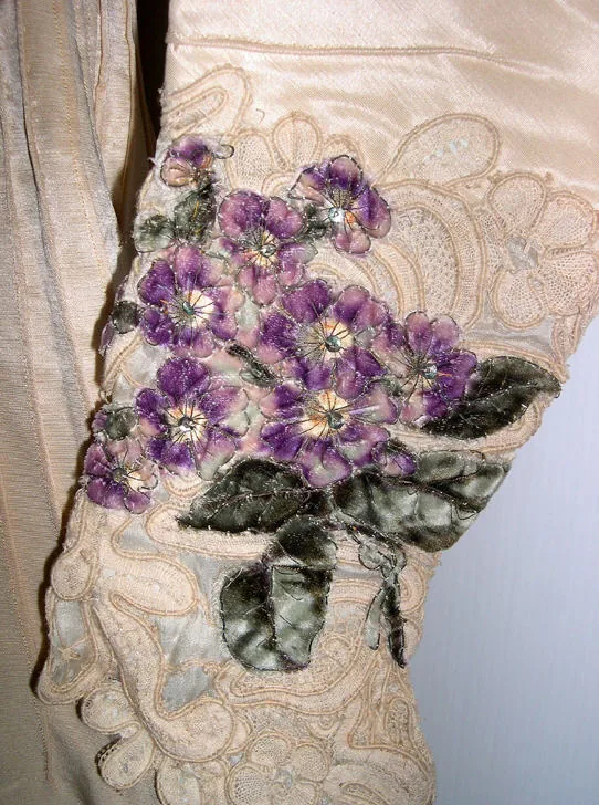 Détail brodé de la robe de soie 1979.346.207 au Metropolitan Museum of Art.
