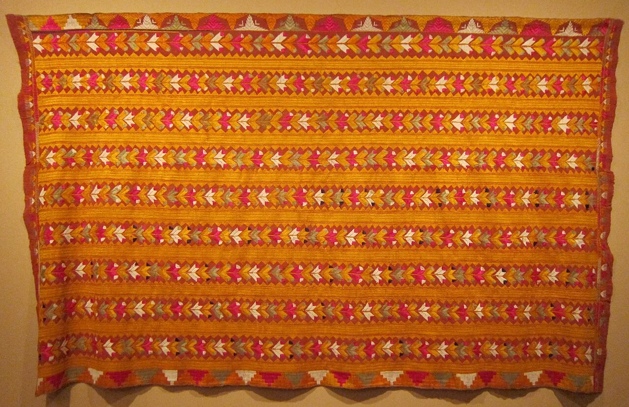 Châle phulkari du Punjab, photographié au Honolulu Museum of Art.