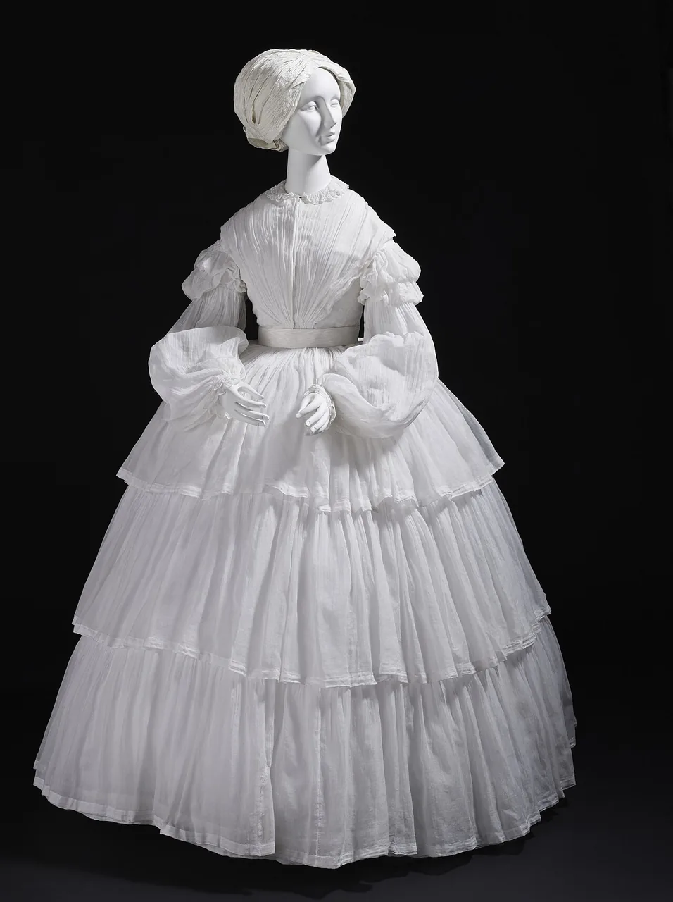 Robe européenne de mousseline à volants, vers 1855, selon la source.