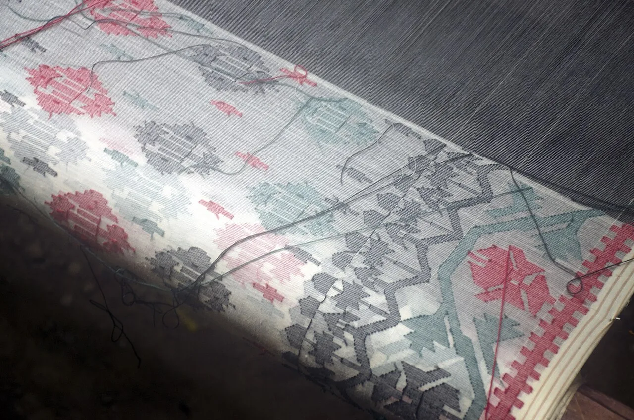 Mousseline photographiée dans une documentation sur le tissage de saris.