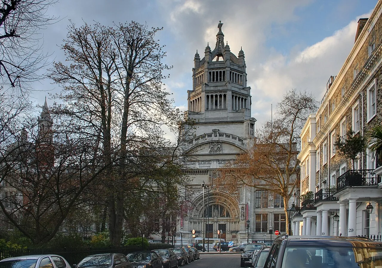 Façade du Victoria and Albert Museum, photographiée par David Castor.